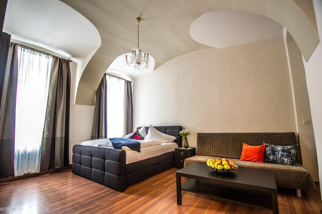4Bdr Historical Spirit Apt By Ruterra Prag Exteriör bild