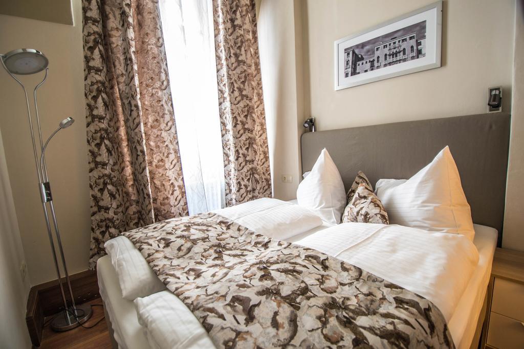 4Bdr Historical Spirit Apt By Ruterra Prag Exteriör bild