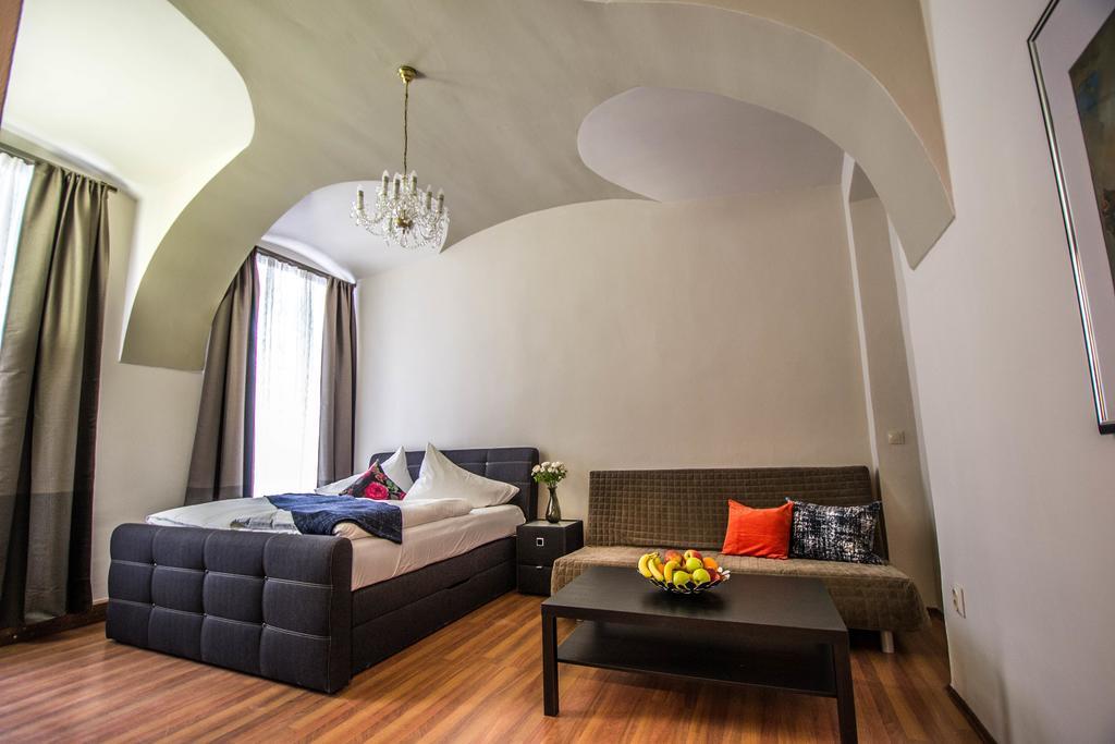 4Bdr Historical Spirit Apt By Ruterra Prag Exteriör bild
